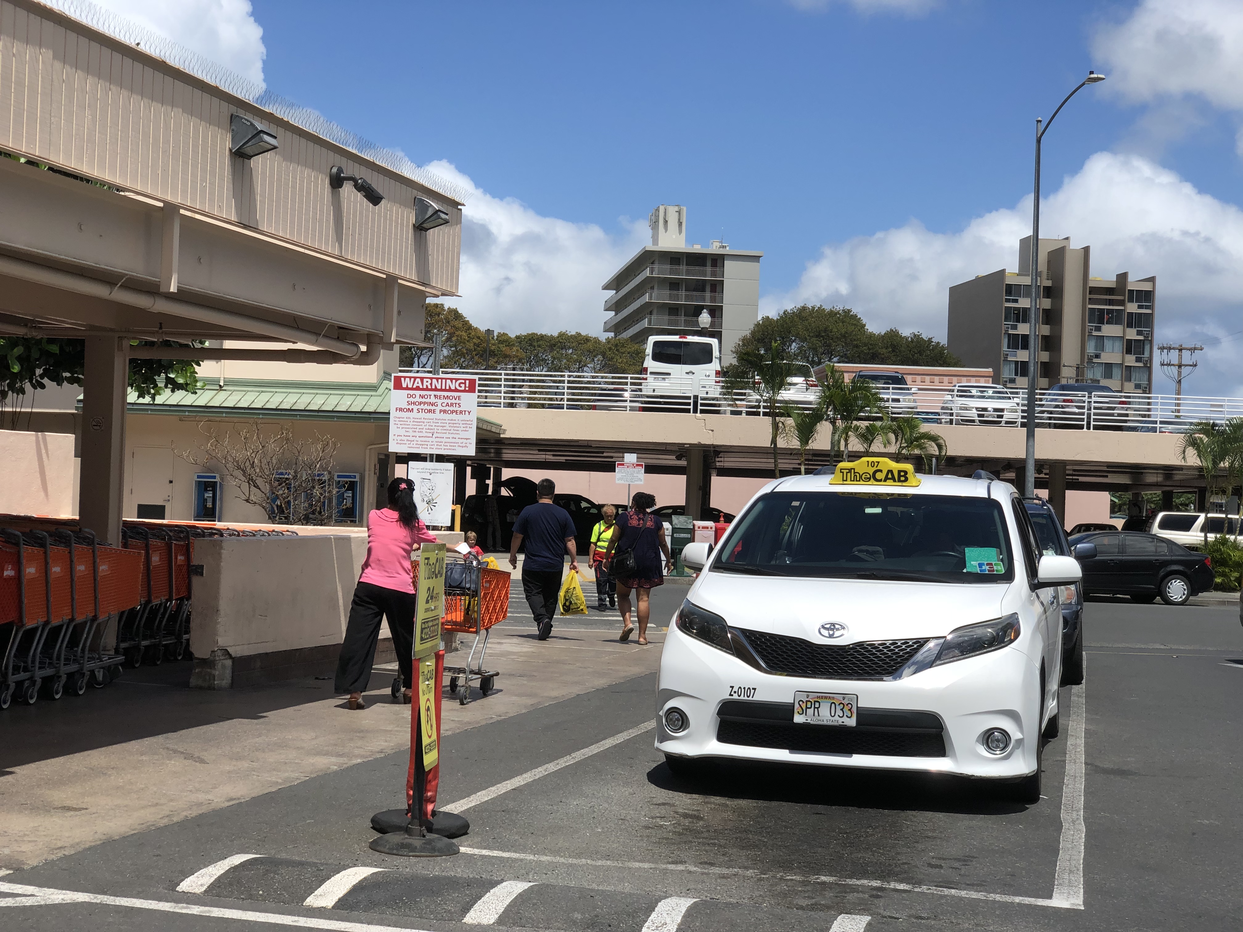 ハワイ・ホノルル(オアフ島)のタクシーの乗り方ガイド〜料金・カード 