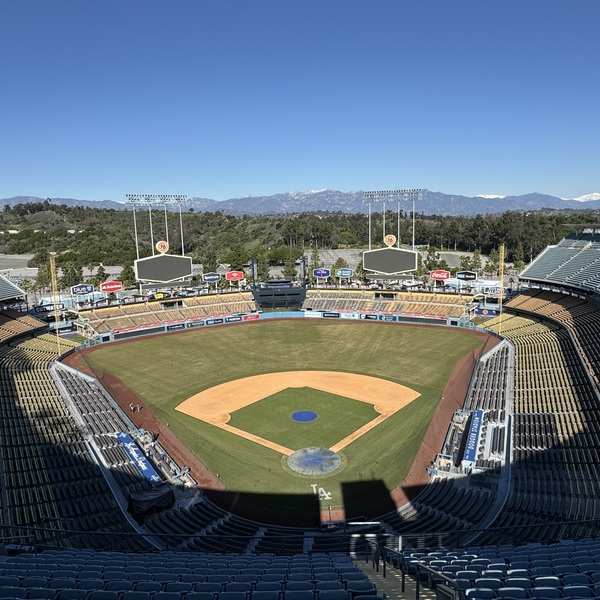 ドジャースタジアムツアーでいつでも応援☆ 〜フィールドに降りて貴方