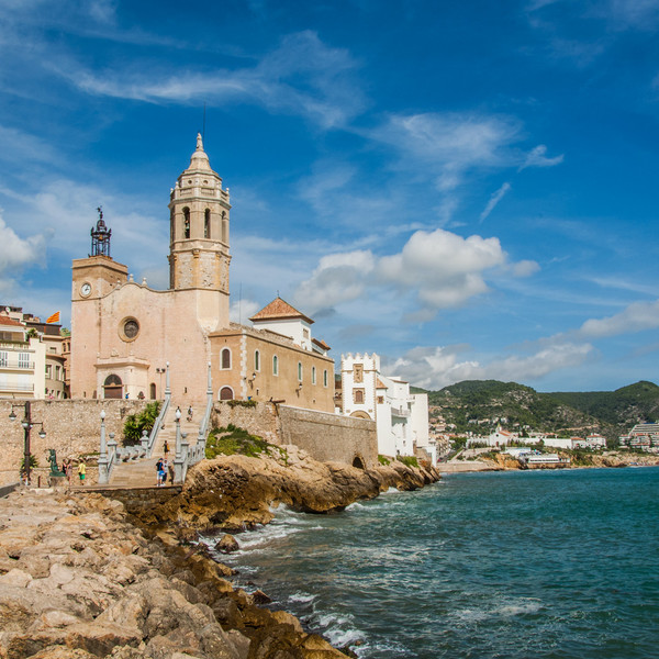 シッチェスご案内 ６時間 電車で約４０分 実写版 ジョジョの奇妙な冒険 ロケ地のビーチリゾート レストラン予約代行付き バルセロナ ロコタビ