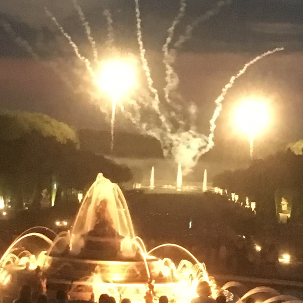 夜のヴェルサイユ宮殿 噴水ショー 花火体験 パリ ロコタビ
