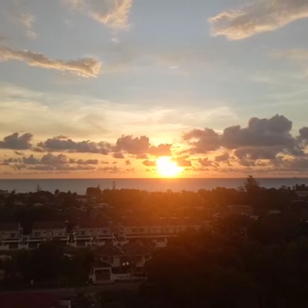 ボルネオ島の街から南シナ海に沈む夕陽と夕暮れの空を見てたのしむ Live開催 ミリ ロコタビ