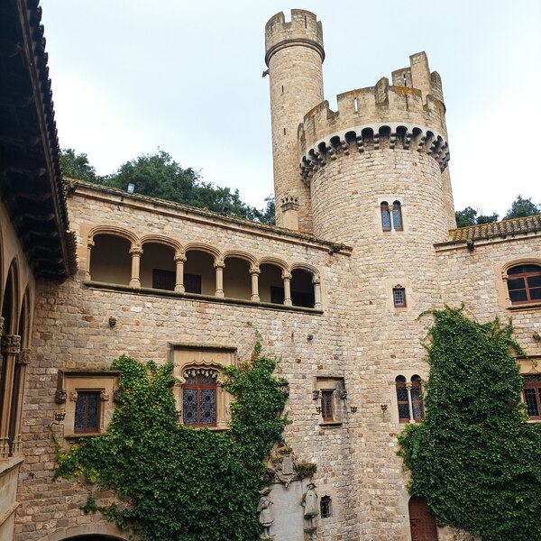 中世の城】地中海の村と11世紀の城を訪問するツアー 歴史的建造物で