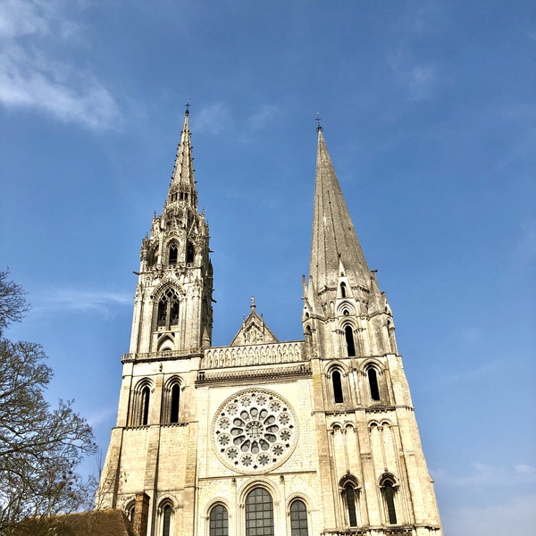 2️⃣ シャルトル大聖堂と中世の町1日観光、美しいシャルトルブルーの