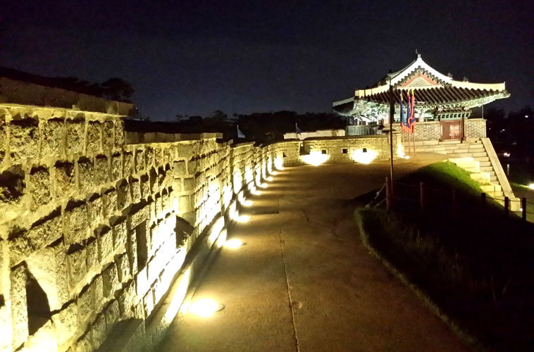 水原華城　城壁ライトアップ