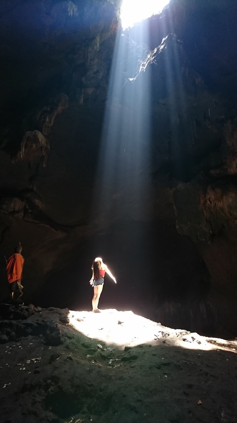 幻想的に輝く光の洞窟