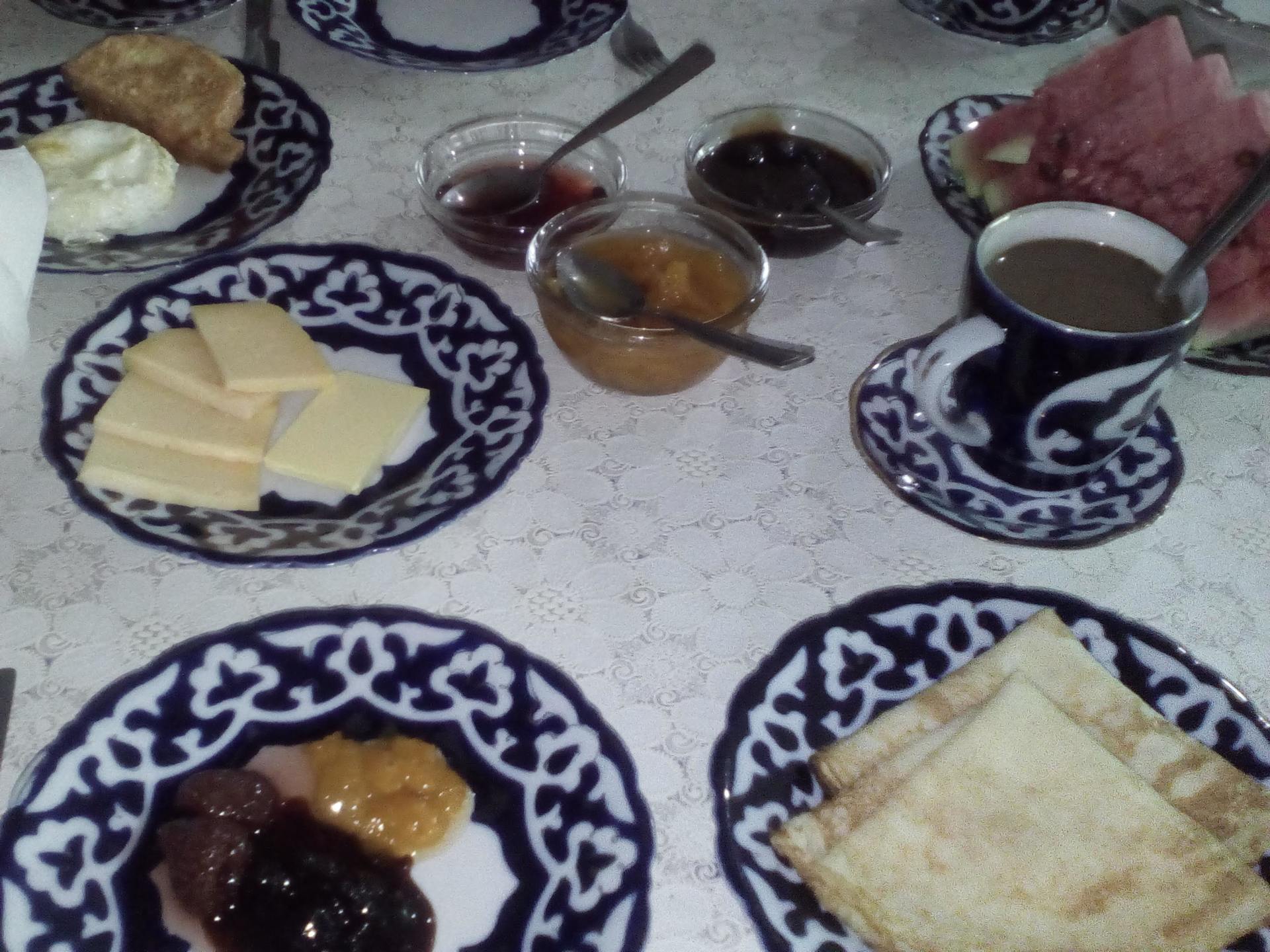 ウズベキスタンの食堂用湯呑茶碗や皿