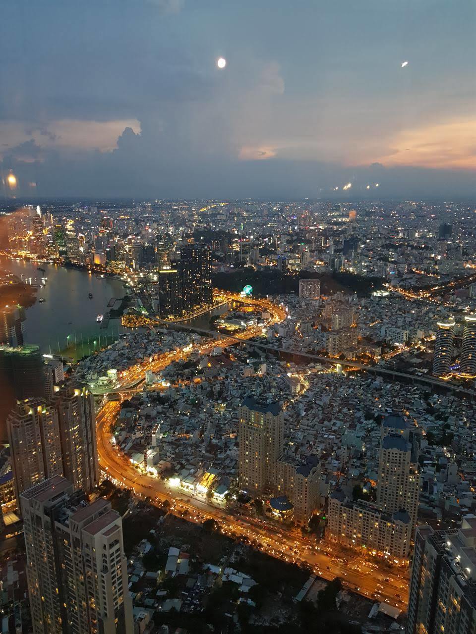 東南アジア一の高さを誇る Landmark 81 から眺めるホーチミン市の夜景
