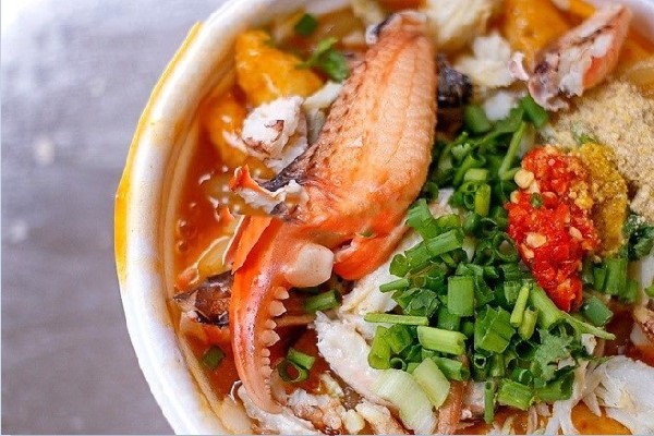 カニのクリーミーなスープともちもち麺が絶妙なベトナムローカルフード　バインカン・クア