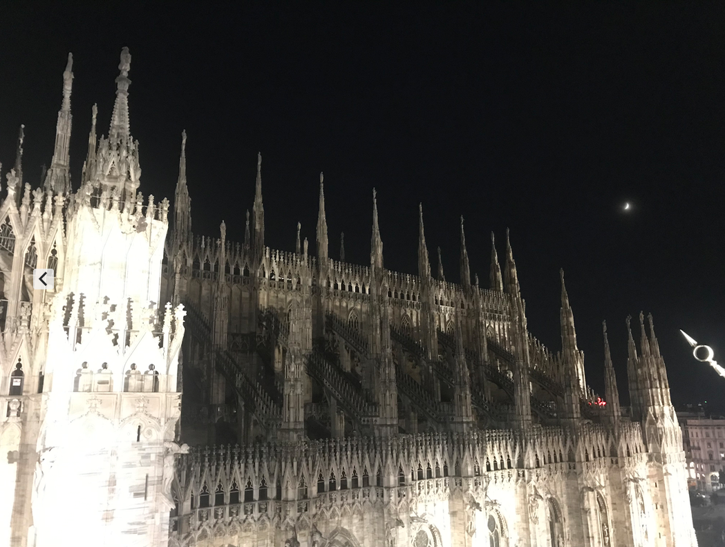 ミラノの大聖堂の夜景　リナシェンテデパート屋上