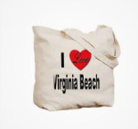 お土産物はバージニアビーチのロゴ入りのTシャツ　アパレルやコーヒーカップなどなど