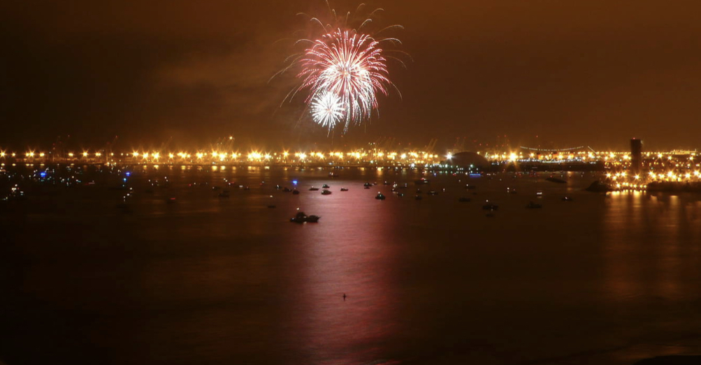釣り船から見る独立記念日の花火