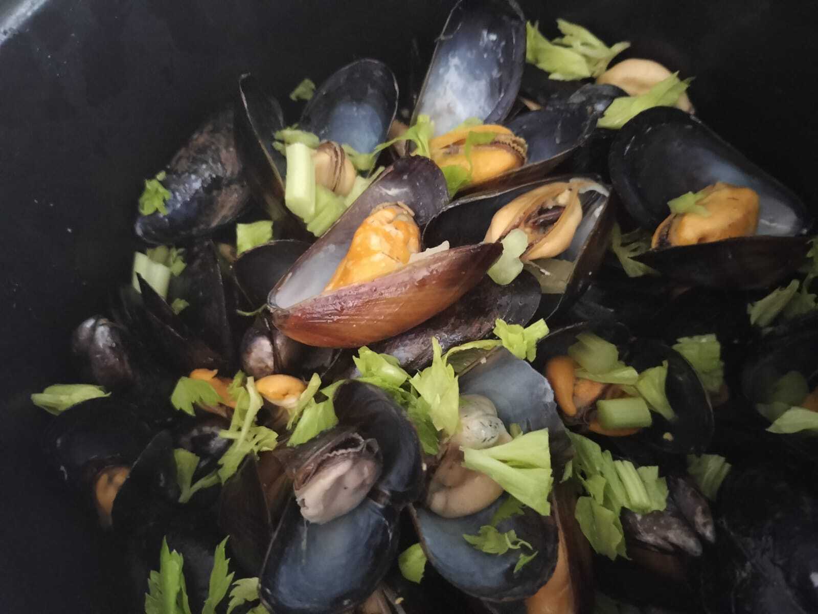 新鮮ムール貝のオリーブ＆ワイン蒸 | ルクセンブルク在住ベルトラさんのおすすめ料理・食べ物