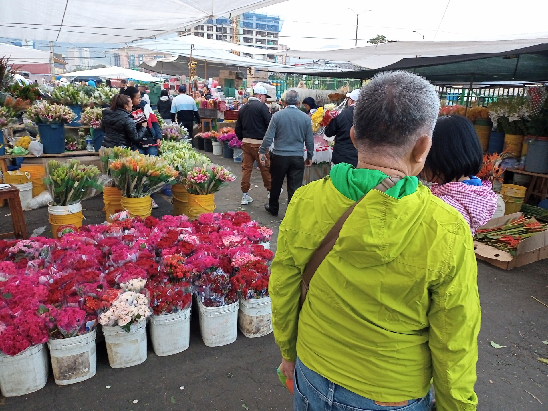 パロケマオ中央市場の青空フラワーマーケット
