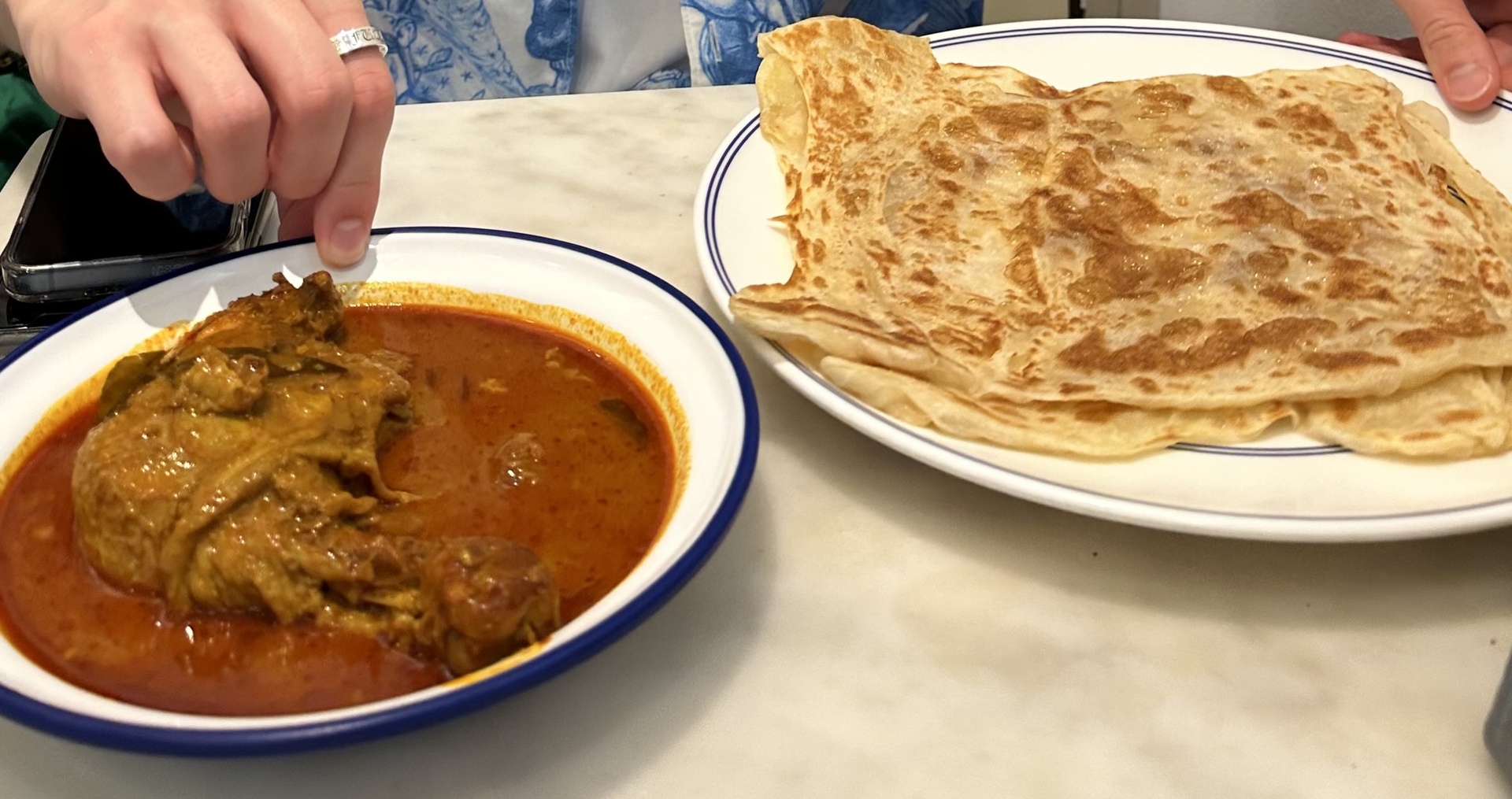 Cafe Oのチキンカレーと熱々サクサクのパランタ