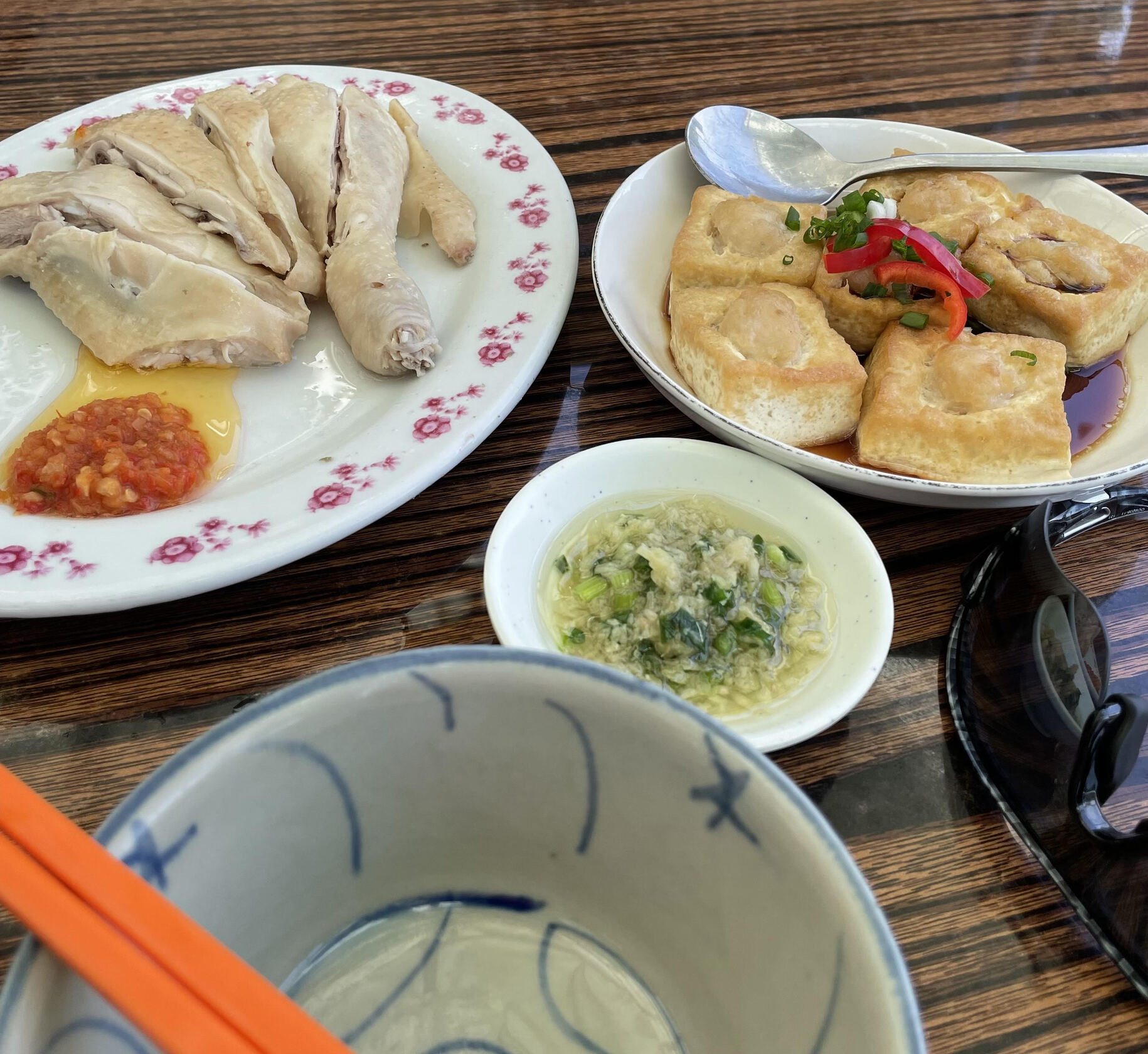 客家風の塩味チキンと肉詰め豆腐