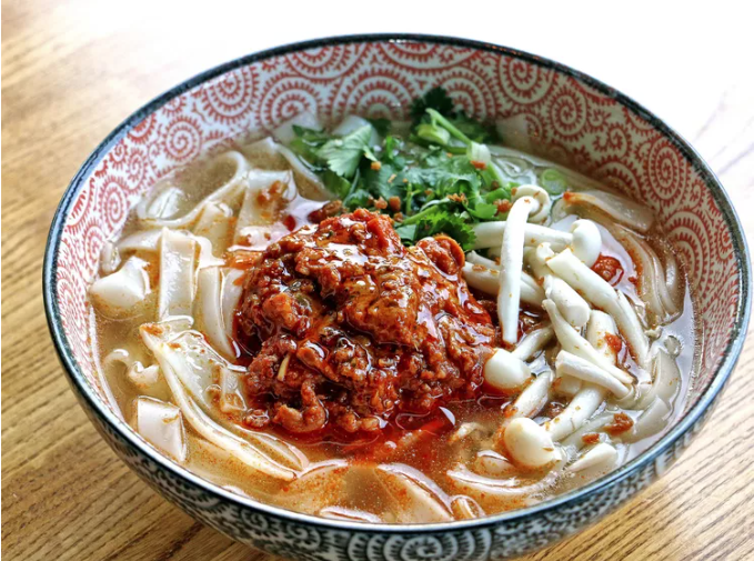 「観光初日の朝はカオソーイから。まるでボロネーゼ?唯一無二のラオス麺料理」
