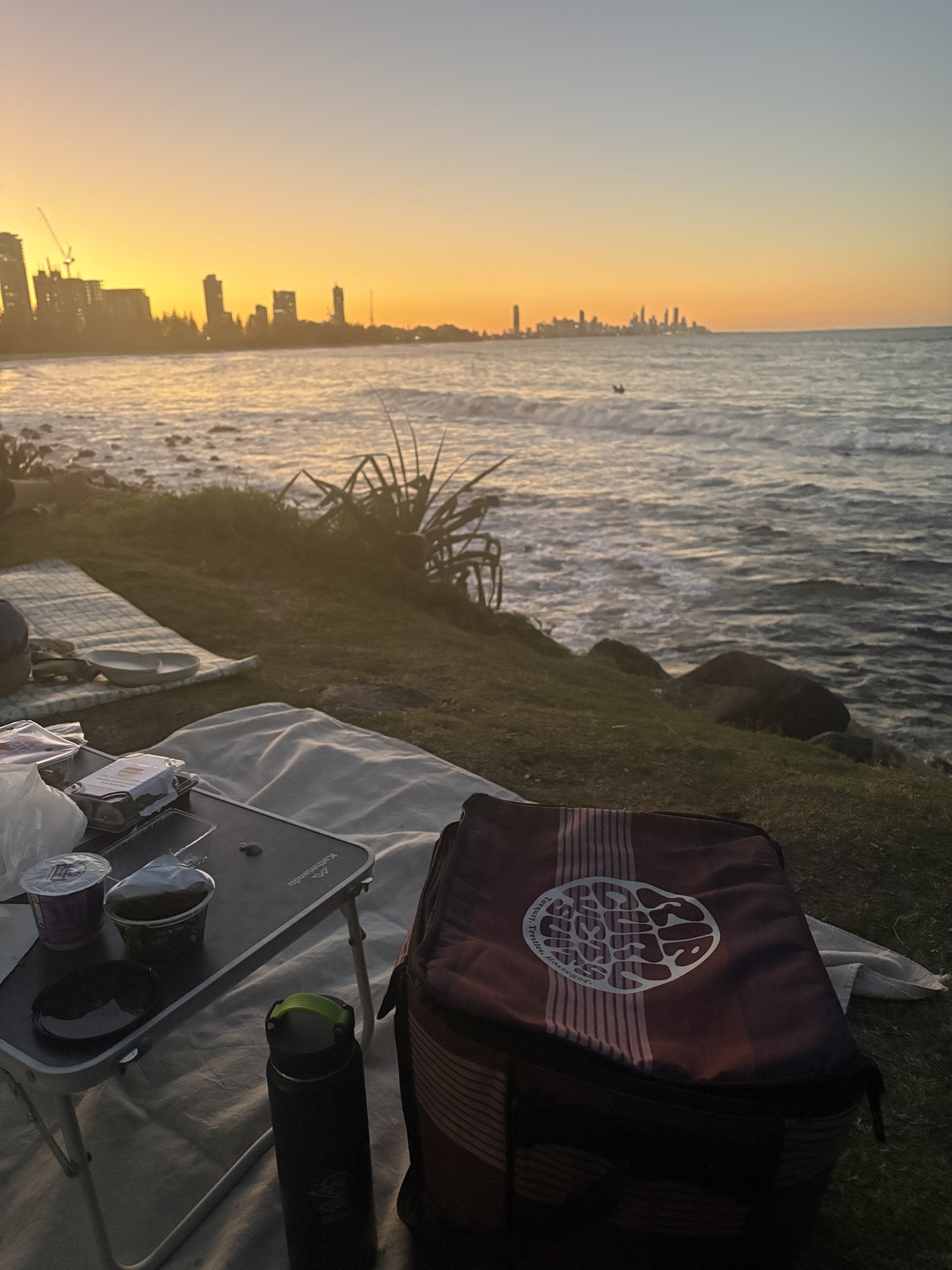 バーレーヘッズでラグを引いて夜景を観ながらピクニック、からの海を眺めながら酒場でオージーと一体化！