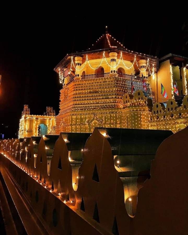 仏歯寺（ダラダ・マリガーワ）の幻想的な夜景