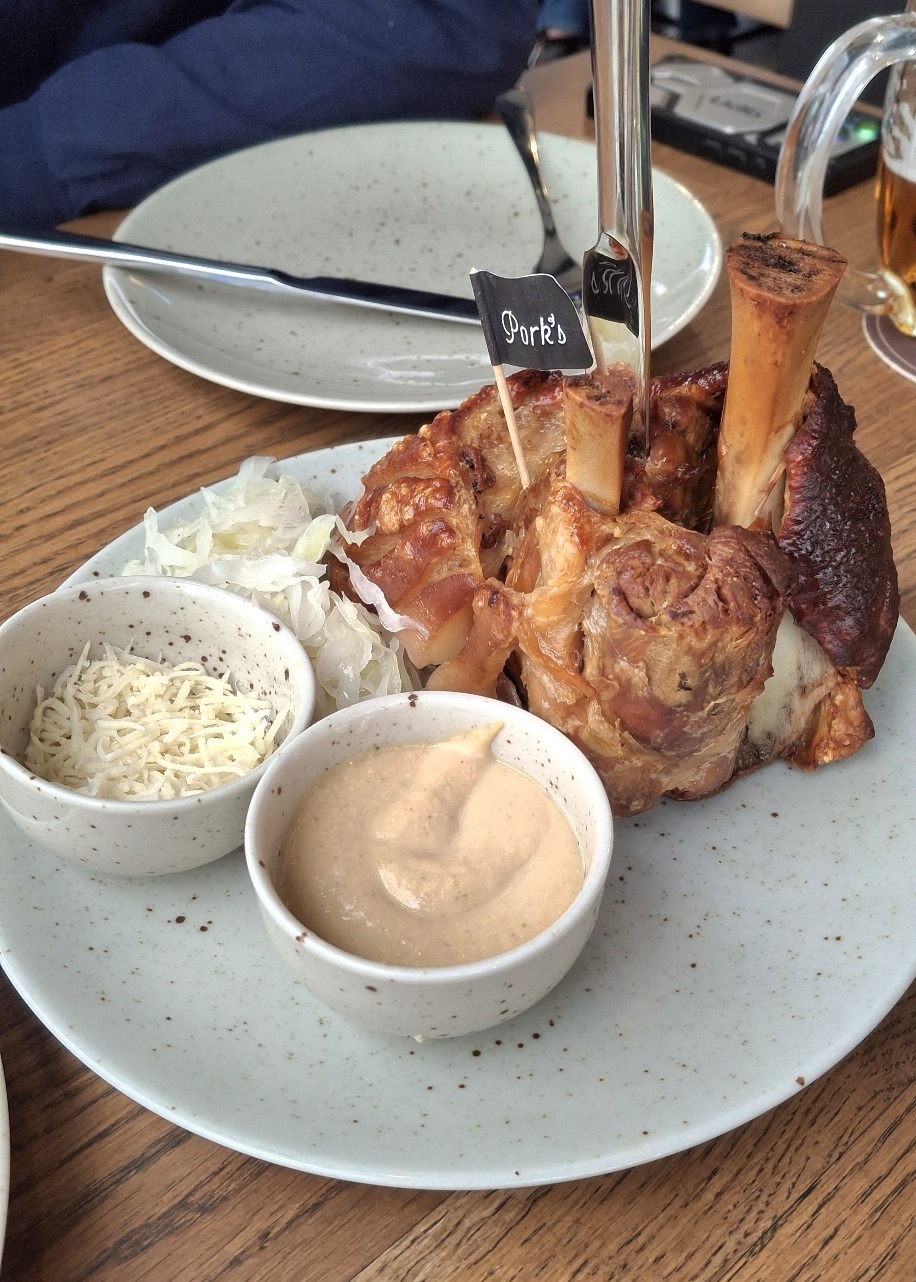 豚の膝肉のグリル