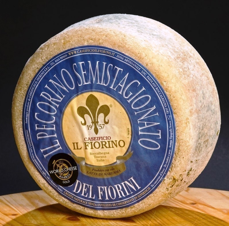 ペコリーノチーズ「イル・ペコリーノ・スタジョナート」、ブルネッロのワイン、オリーブオイル、サフラン
