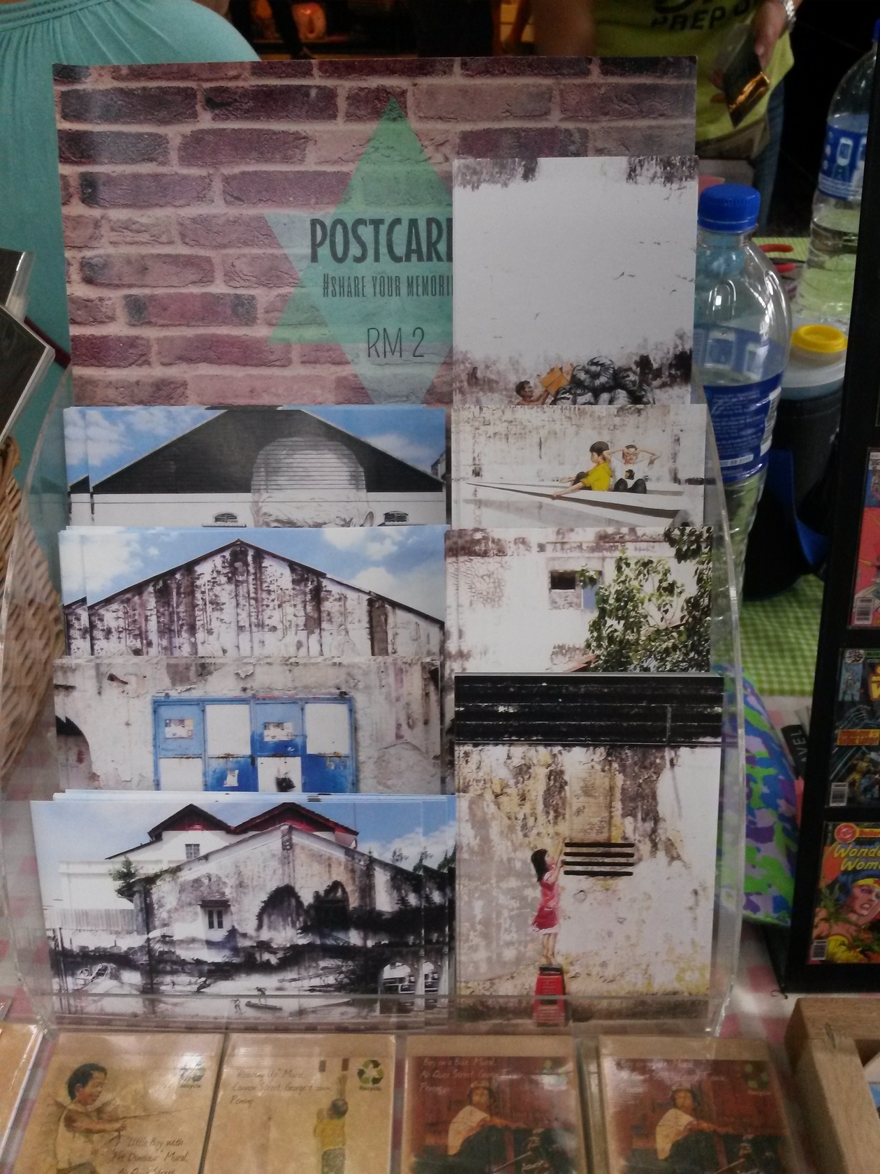旧市街に点在する壁画のポストカード(RM2.00/枚)
