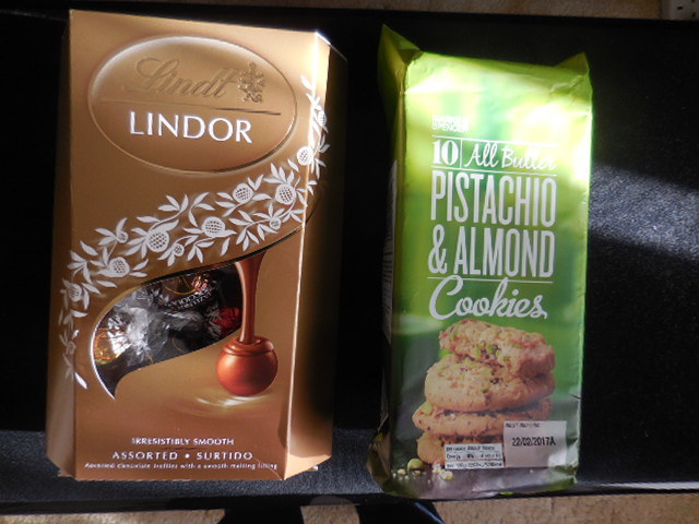 （リンツ）のアソートチョコレート、マークスアンドスペンサーのピスタチオとアーモンドのクッキー　